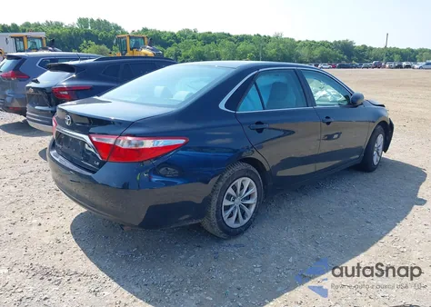 2015 Toyota Camry Le z USA, uszkodzony, nr VIN 4T4BF1FK5FR512944